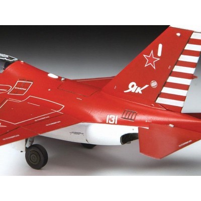 Сборная модель ZVEZDA Российский пилотажный самолет Як-130, 1/72