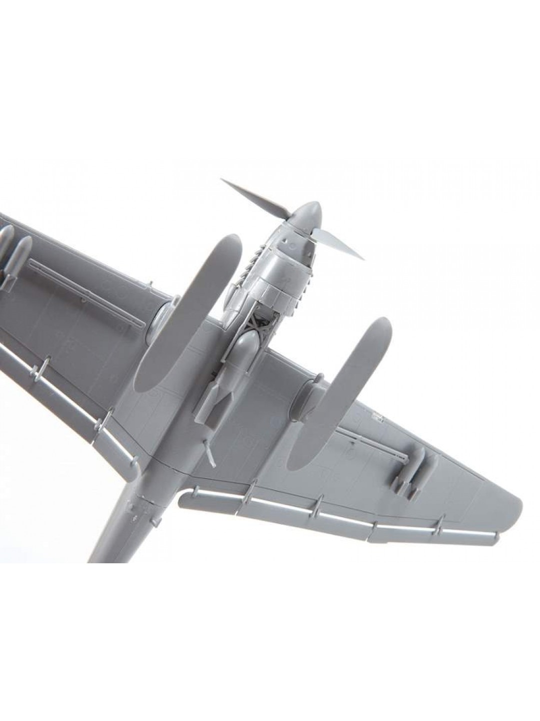 Сборная модель ZVEZDA Нем.бомбардировщик Юнкерс Ju-87B2-U4 "Stuka" на лыжах (сборка без клея), 1/72