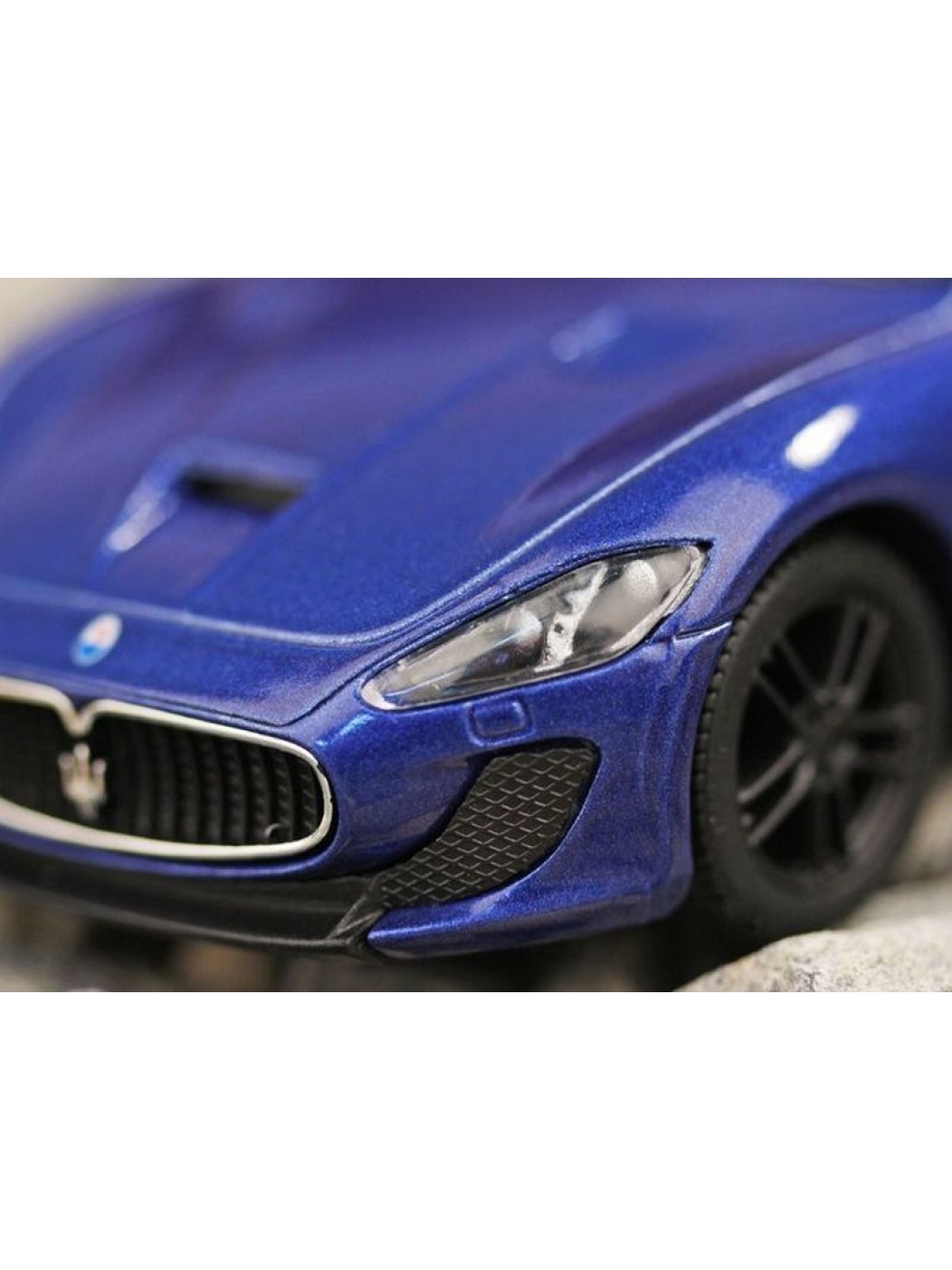 Машина Kinsmart 1:38 Maserati GranTurismo MC Stradale инерция (1/12шт.) б/к
