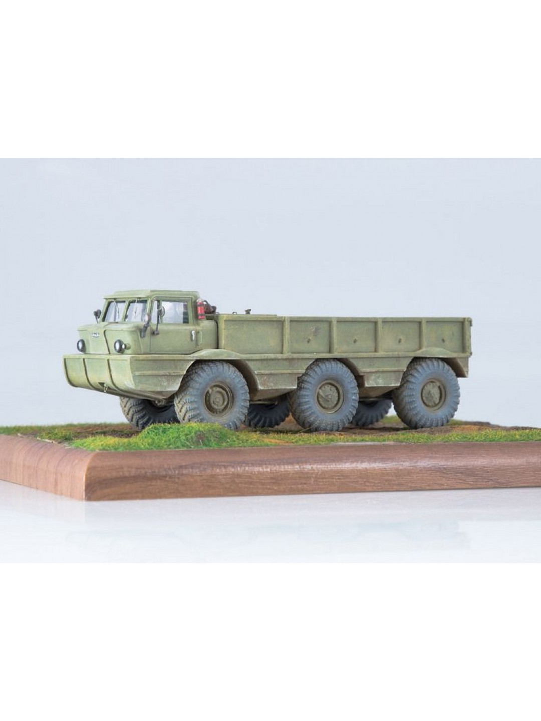Сборная модель AVD Вездеход-Амфибия ЗИЛ-132П, 1/43