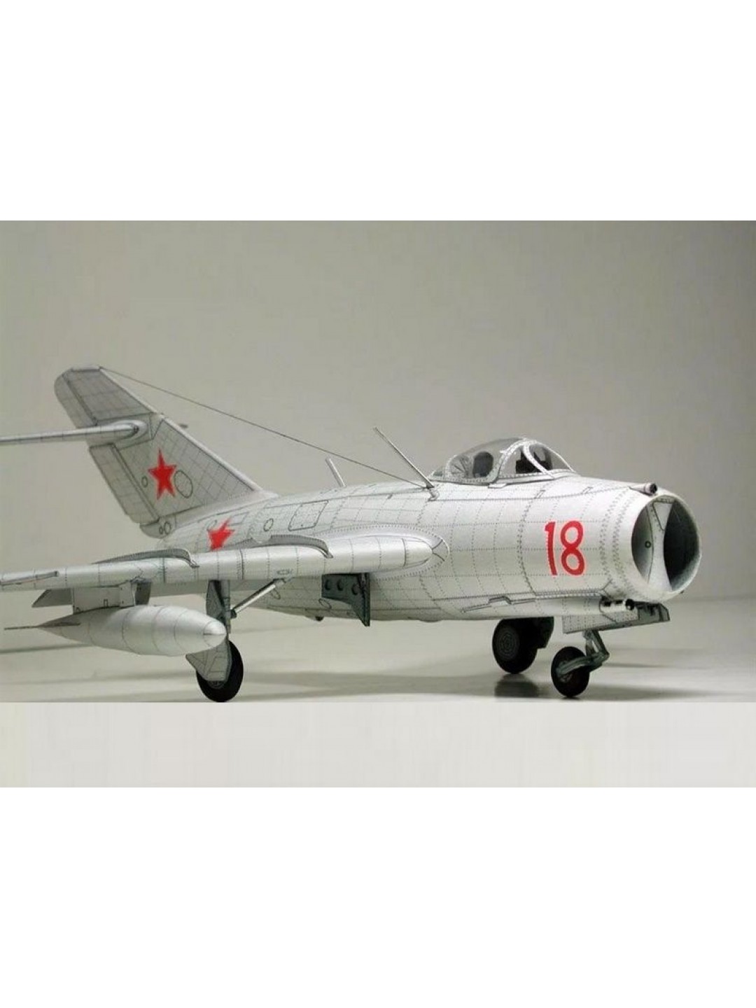 Сборная модель ZVEZDA Советский истребитель МиГ-15, 1/72
