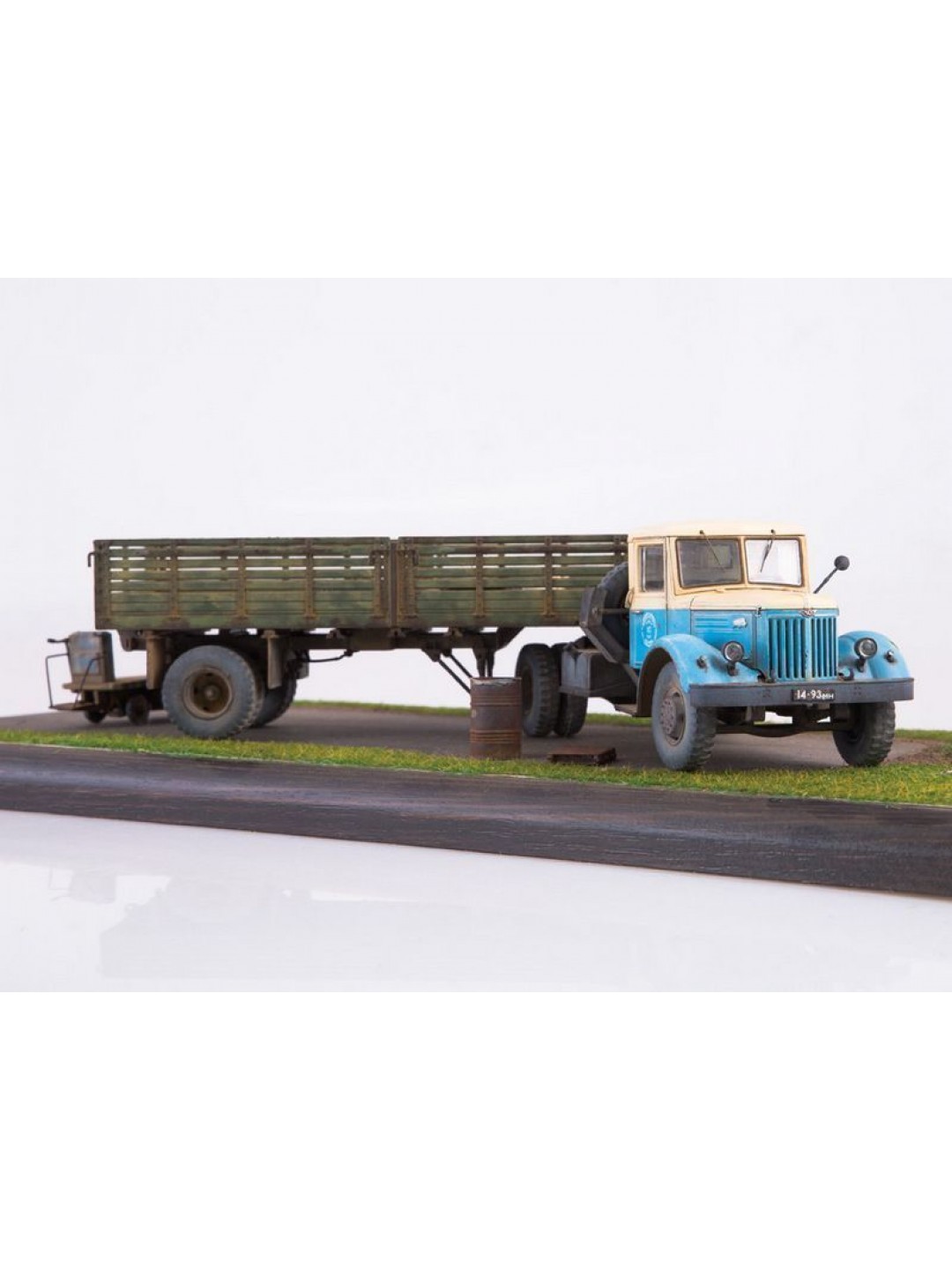 Сборная модель AVD МАЗ-200В с полуприцепом МАЗ-5215, 1/43