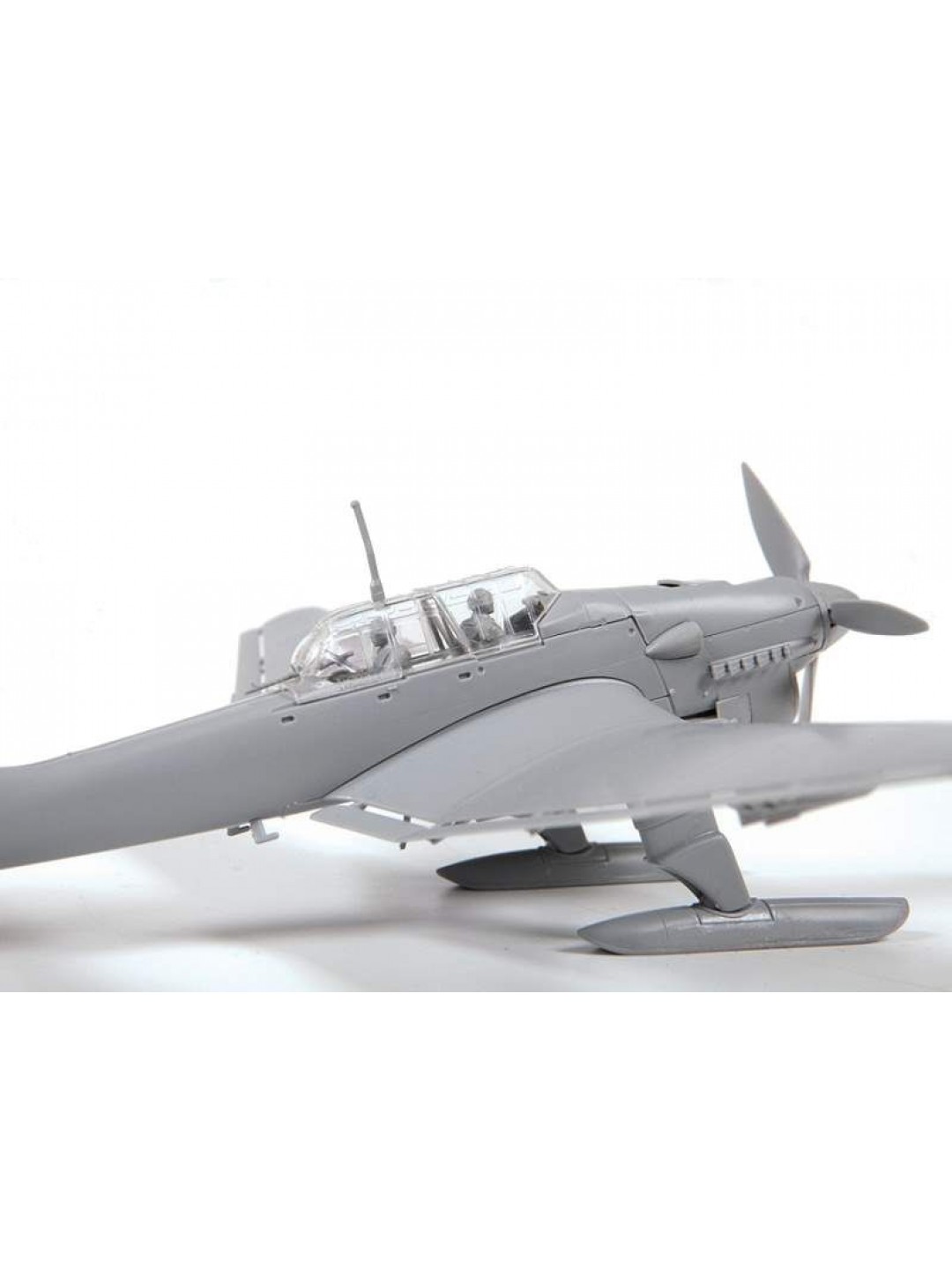Сборная модель ZVEZDA Нем.бомбардировщик Юнкерс Ju-87B2-U4 "Stuka" на лыжах (сборка без клея), 1/72
