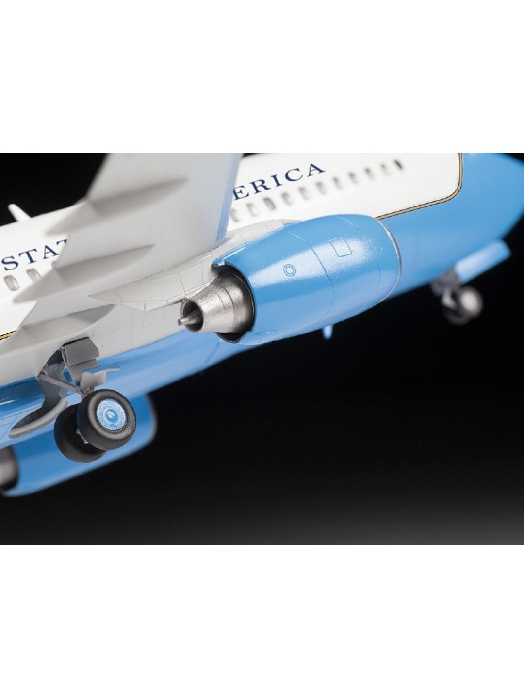 Сборная модель ZVEZDA Пассажирский авиалайнер Боинг 737-700 С-40B, 1/144