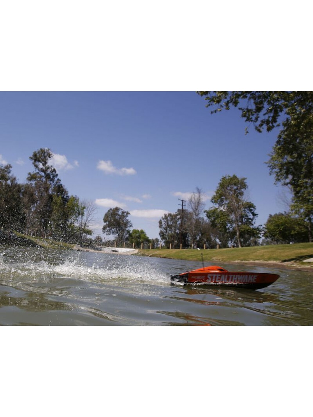 Радиоуправляемый катер ProBoat Stealthwake 23 Brushed Deep-V RTR