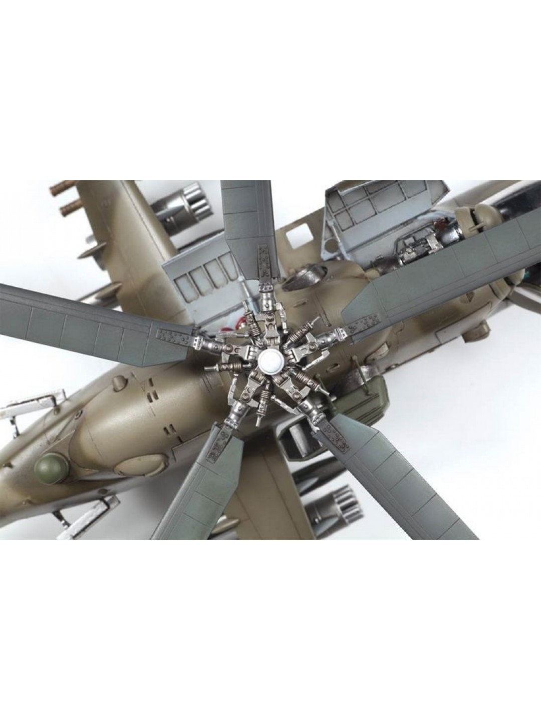 Сборная модель ZVEZDA Советский ударный вертолет Ми-24В/ВП, 1/48