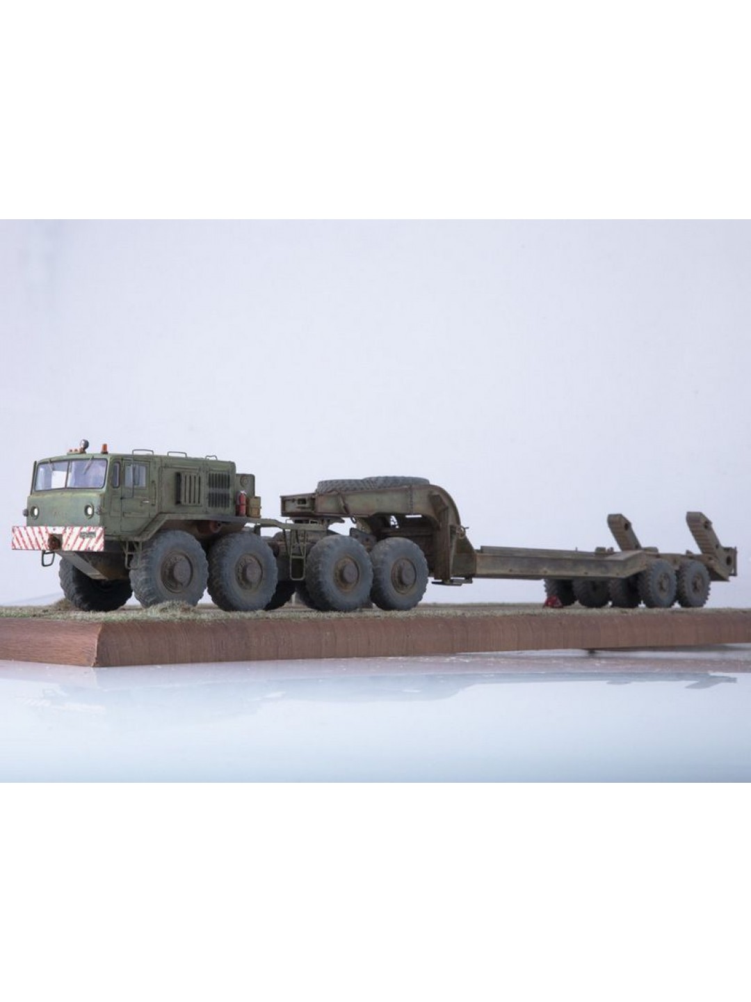 Сборная модель AVD МАЗ-537 с полуприцепом ЧМЗАП-5247Г, 1/43