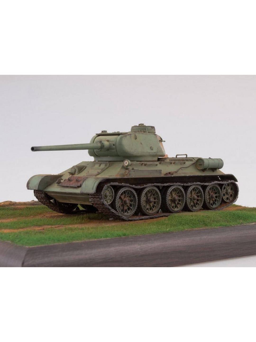 Сборная модель AVD Средний танк T-34-85, 1/43