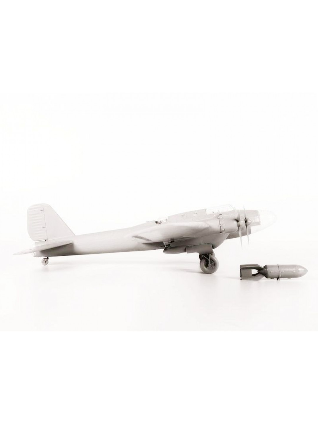 Сборная модель ZVEZDA Советский тяжелый бомбардировщик ТБ-7, 1/72