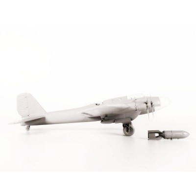 Сборная модель ZVEZDA Советский тяжелый бомбардировщик ТБ-7, 1/72