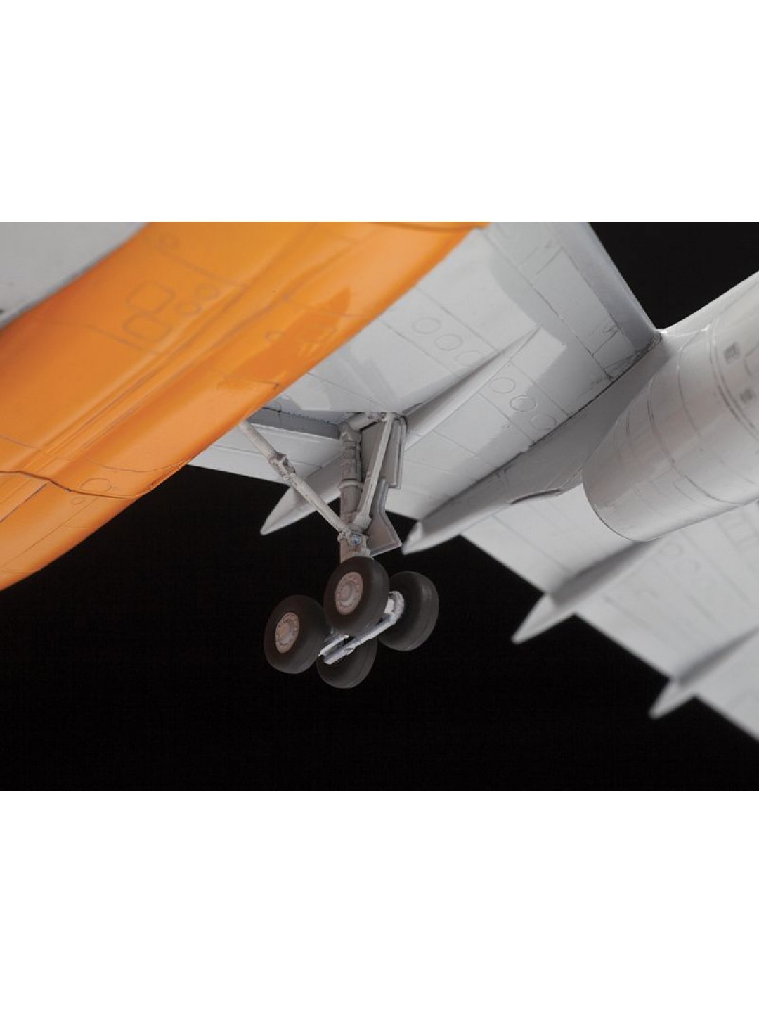 Сборная модель ZVEZDA Грузовой самолет нового поколения Ту-204-100С, 1/144