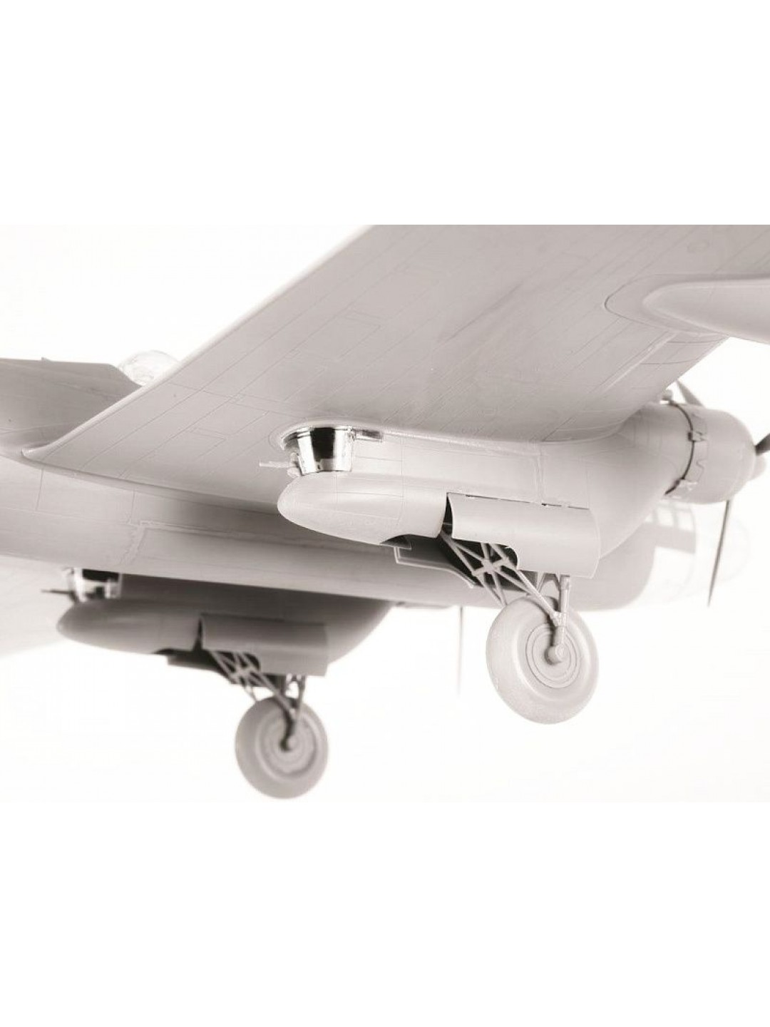 Сборная модель ZVEZDA Советский тяжелый бомбардировщик ТБ-7, 1/72