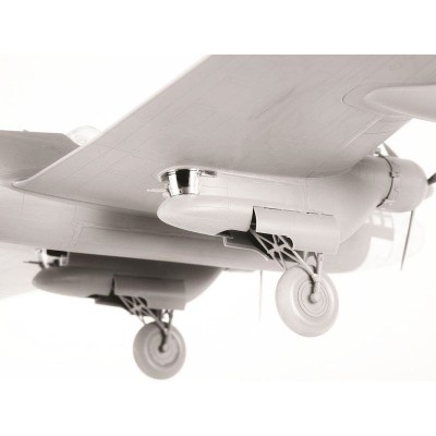 Сборная модель ZVEZDA Советский тяжелый бомбардировщик ТБ-7, 1/72