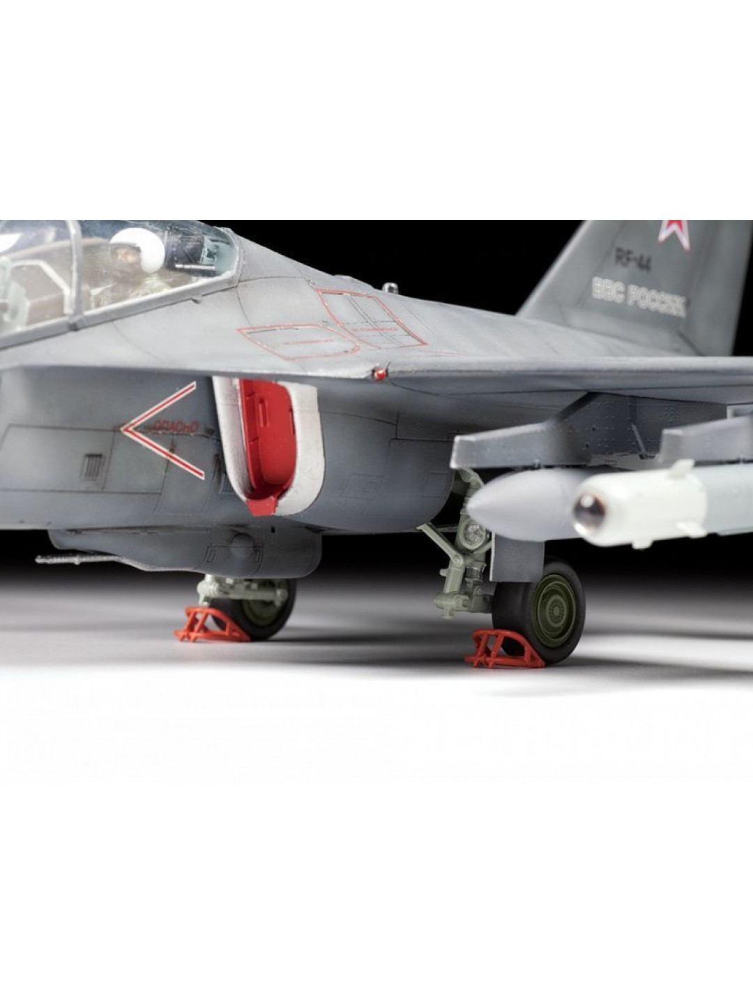 Сборная модель ZVEZDA Российский лёгкий бомбардировщик Як-130, 1/48