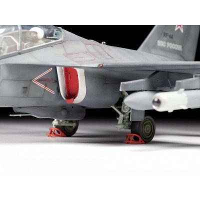 Сборная модель ZVEZDA Российский лёгкий бомбардировщик Як-130, 1/48