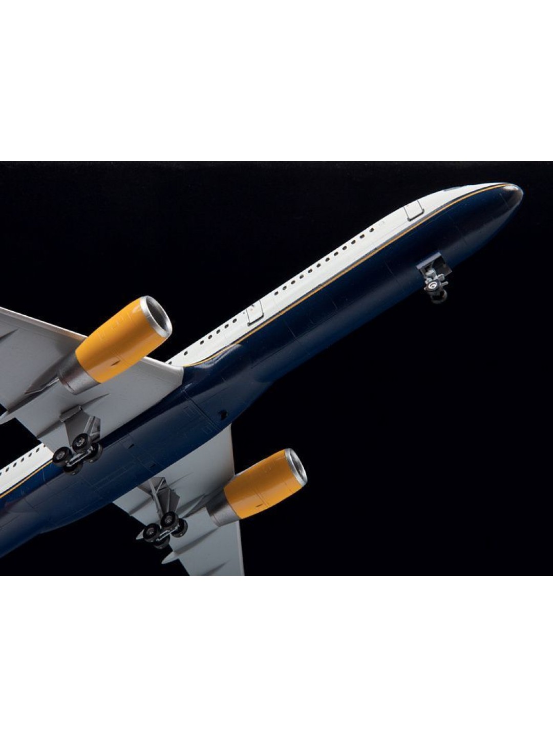 Сборная модель ZVEZDA Пассажирский авиалайнер Боинг-757-200, 1/144