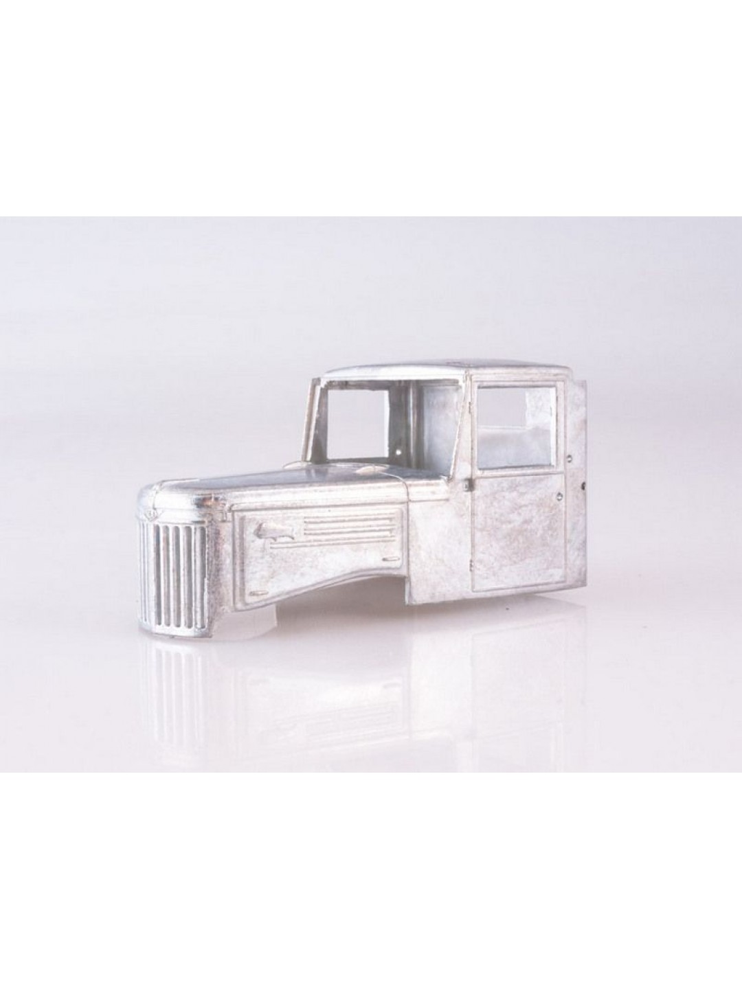Сборная модель AVD МАЗ-200В с полуприцепом МАЗ-5215, 1/43