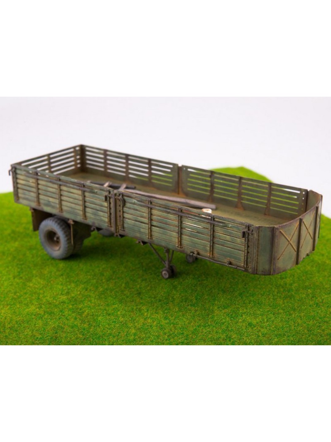 Сборная модель AVD МАЗ-200В с полуприцепом МАЗ-5215, 1/43