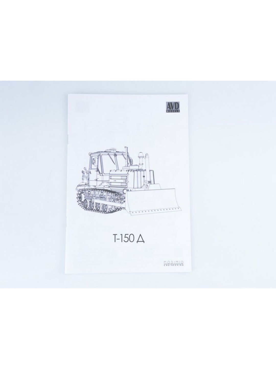 Сборная модель AVD Трактор Т-150 гусеничный с отвалом, 1/43