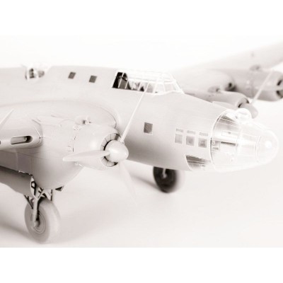 Сборная модель ZVEZDA Советский тяжелый бомбардировщик ТБ-7, 1/72