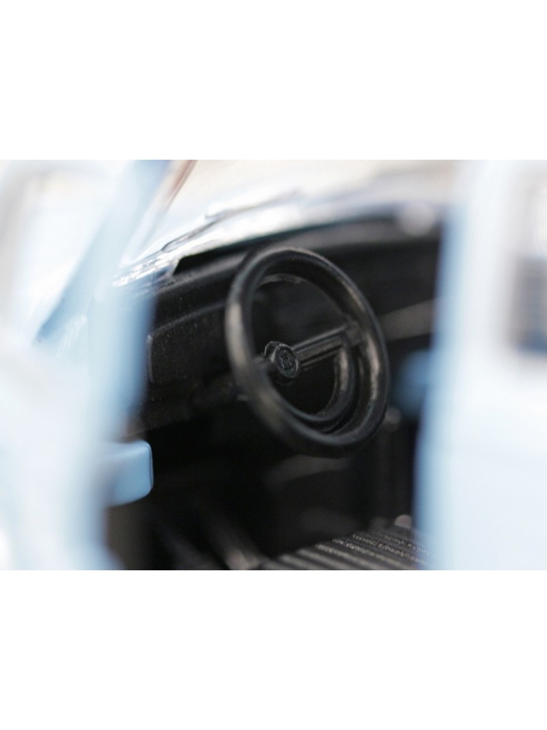 Машина Ideal 1:30-39 Volkswagen Beetle (блест. метал. фиолет.)