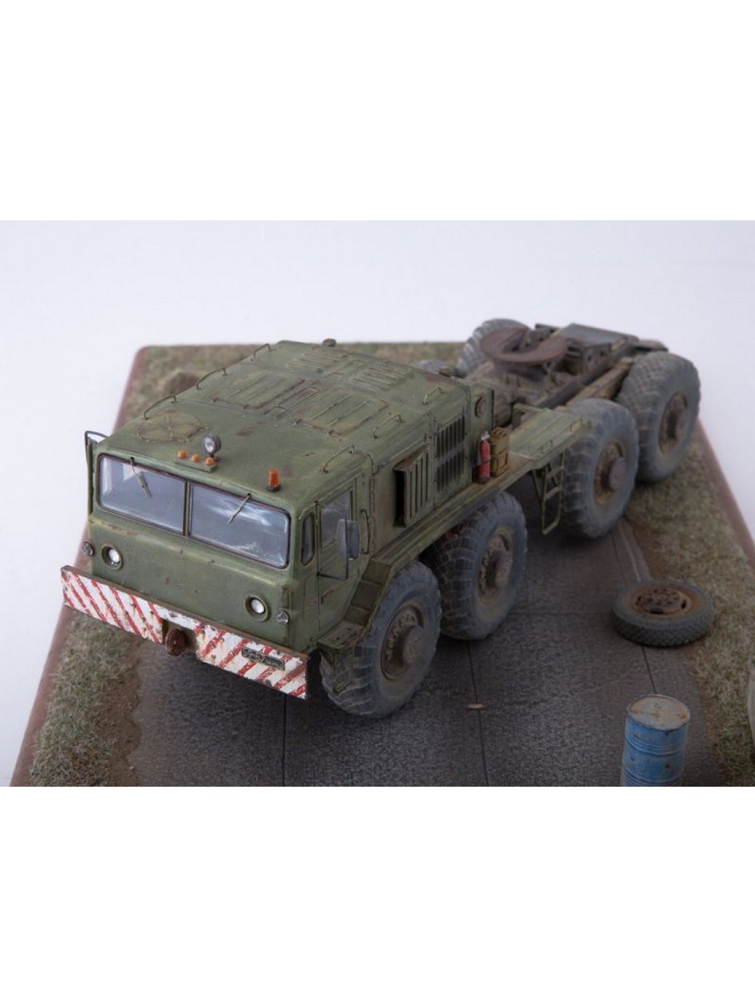 Сборная модель AVD МАЗ-537 с полуприцепом ЧМЗАП-5247Г, 1/43