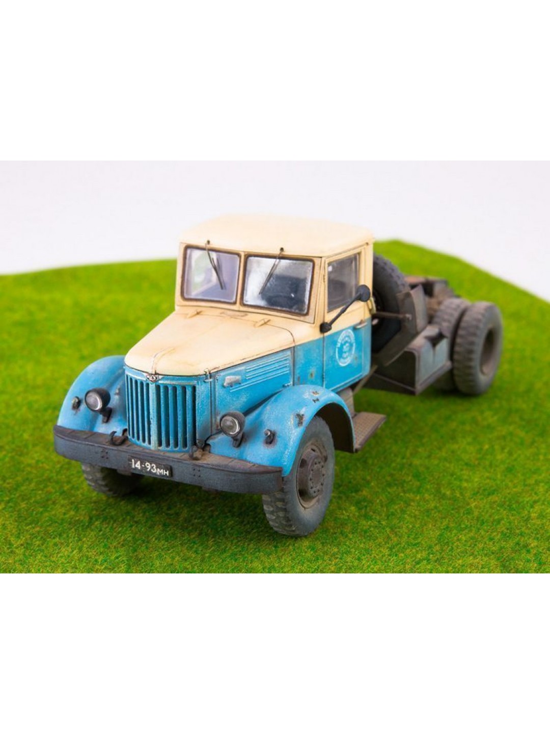 Сборная модель AVD МАЗ-200В с полуприцепом МАЗ-5215, 1/43