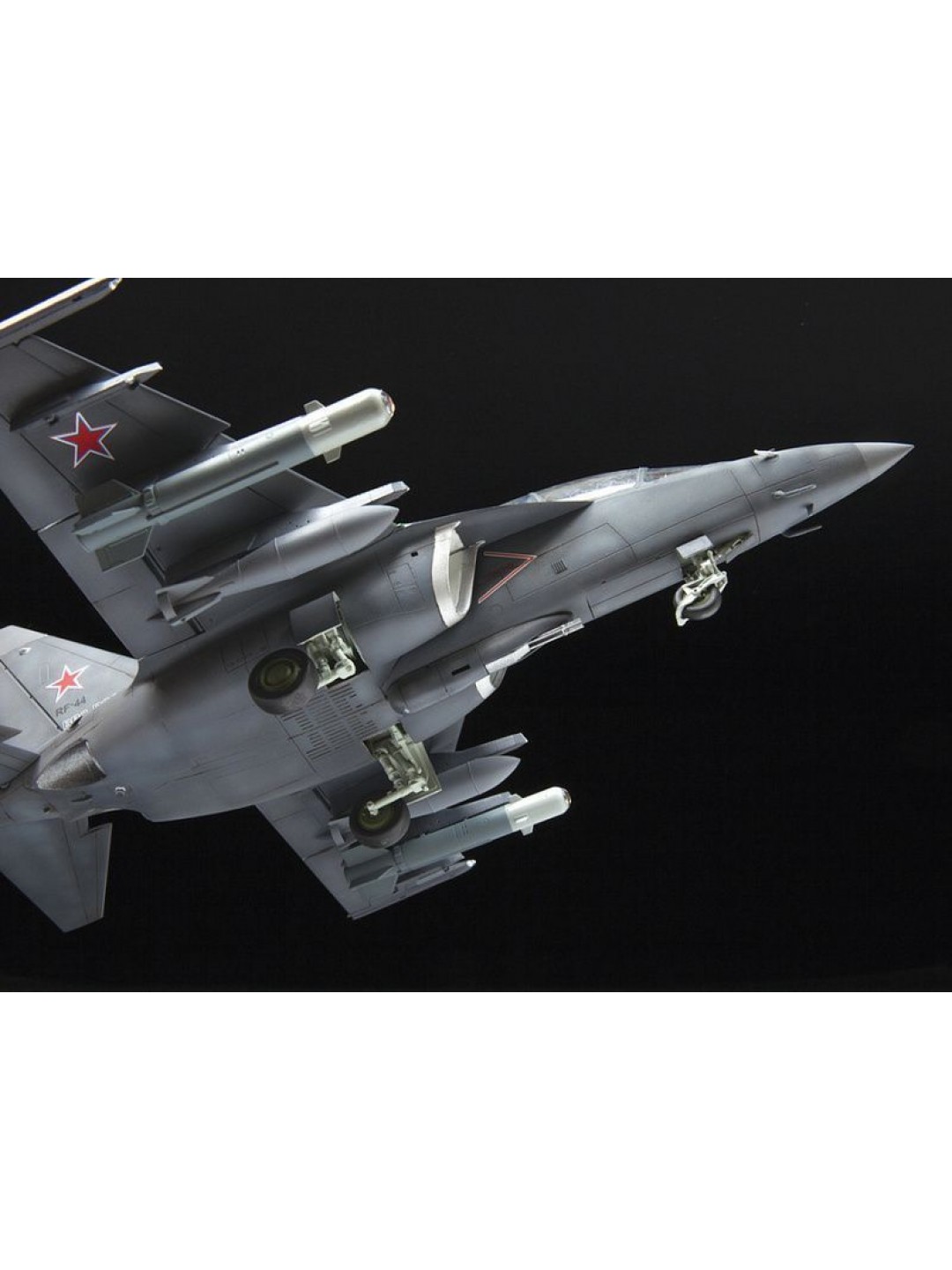 Сборная модель ZVEZDA Российский лёгкий бомбардировщик Як-130, 1/48