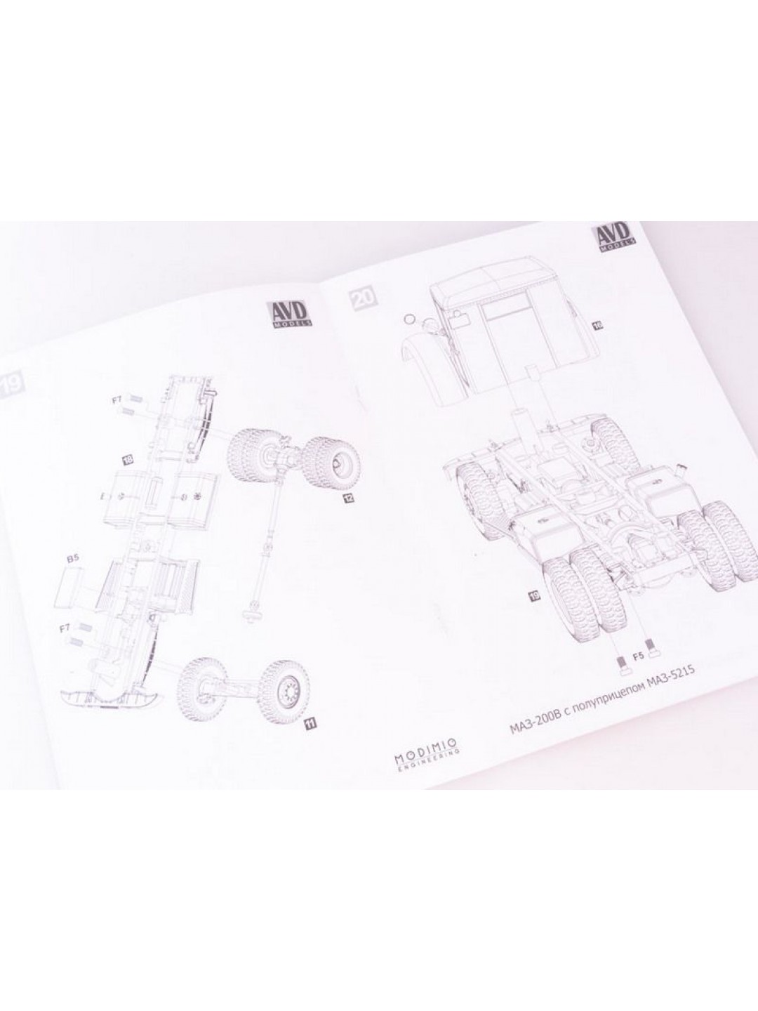 Сборная модель AVD МАЗ-200В с полуприцепом МАЗ-5215, 1/43