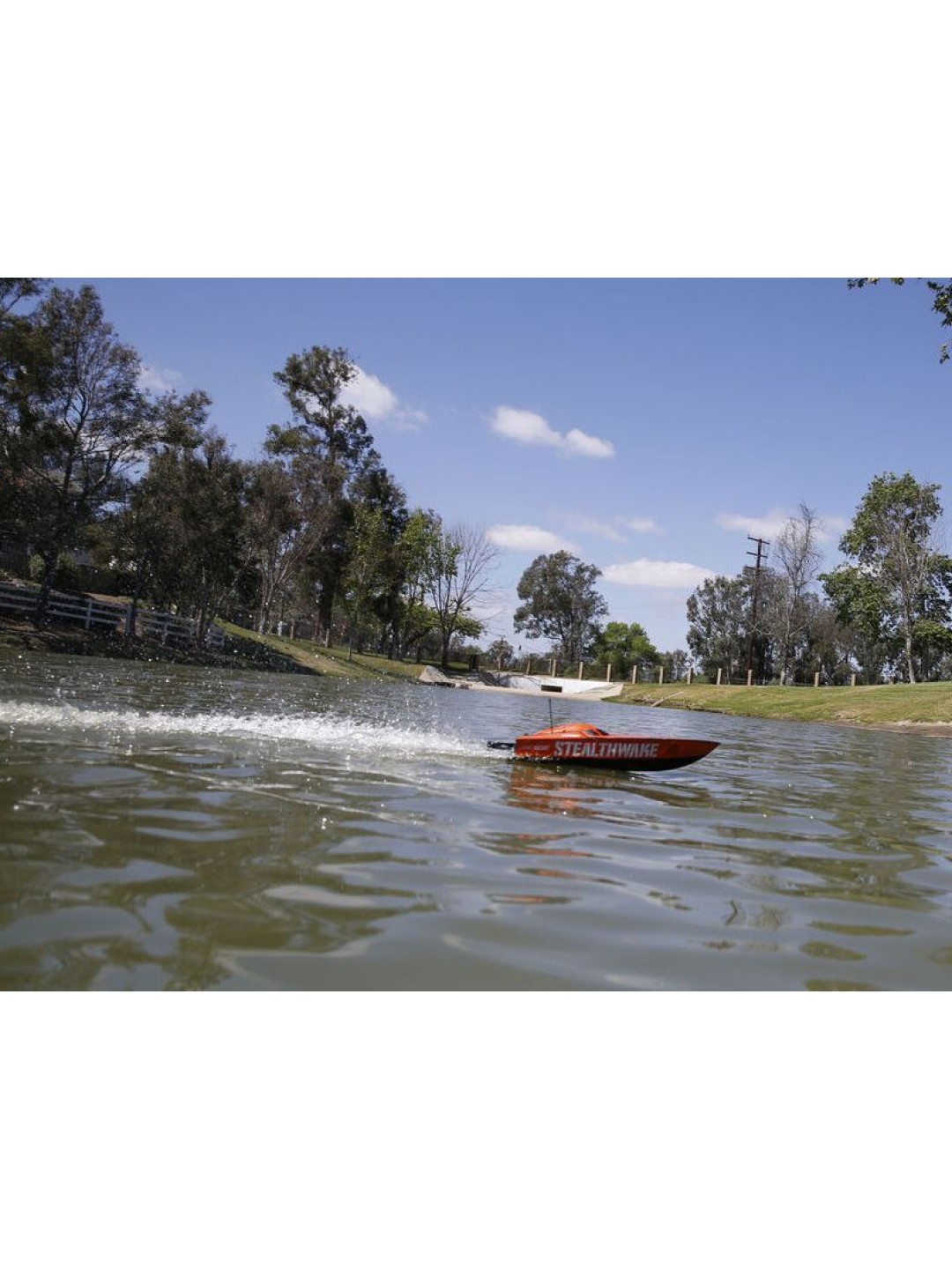 Радиоуправляемый катер ProBoat Stealthwake 23 Brushed Deep-V RTR
