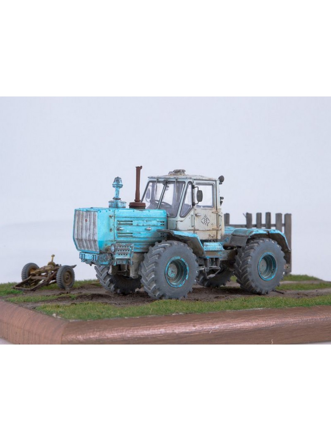 Сборная модель AVD Трактор Т-150К, 1/43