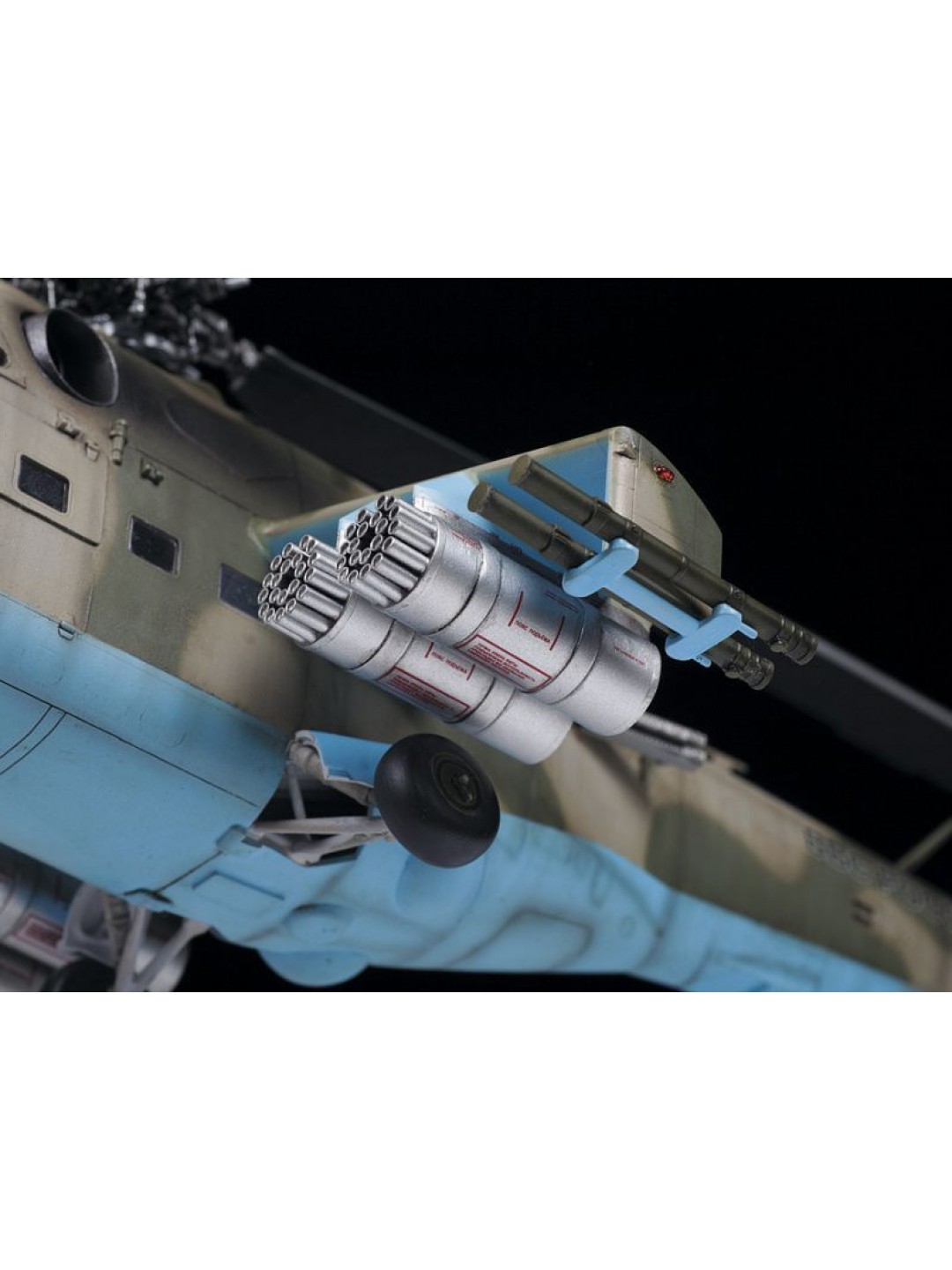 Сборная модель ZVEZDA Советский ударный вертолёт Ми-24П, 1/48
