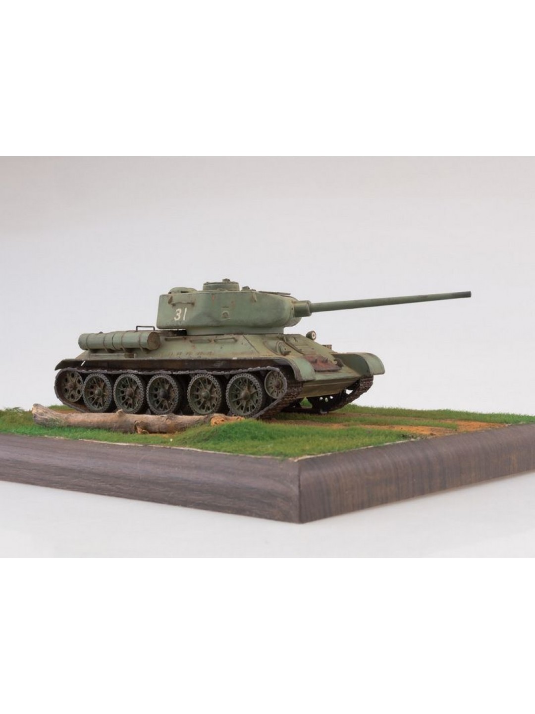 Сборная модель AVD Средний танк T-34-85, 1/43