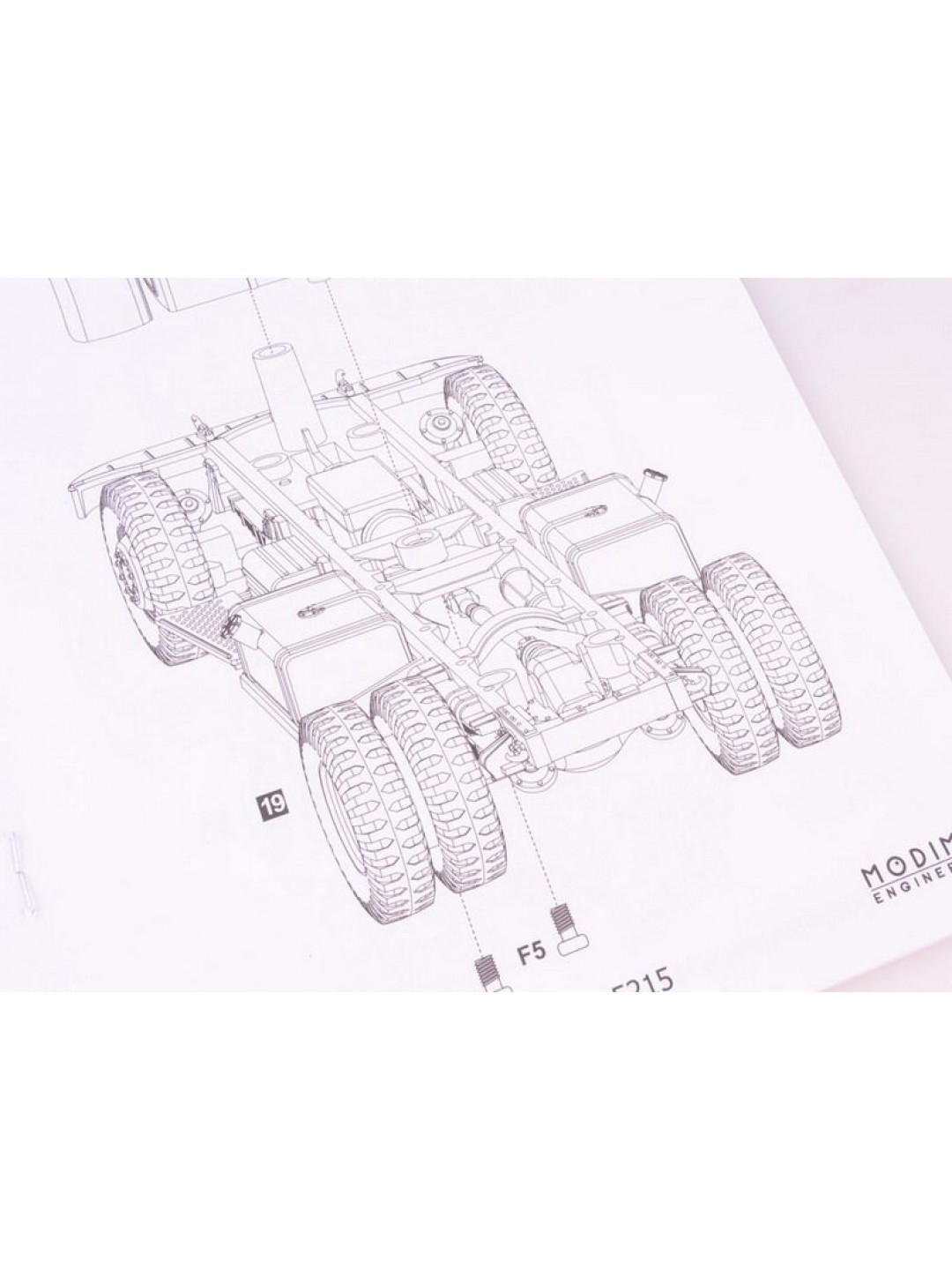Сборная модель AVD МАЗ-200В с полуприцепом МАЗ-5215, 1/43