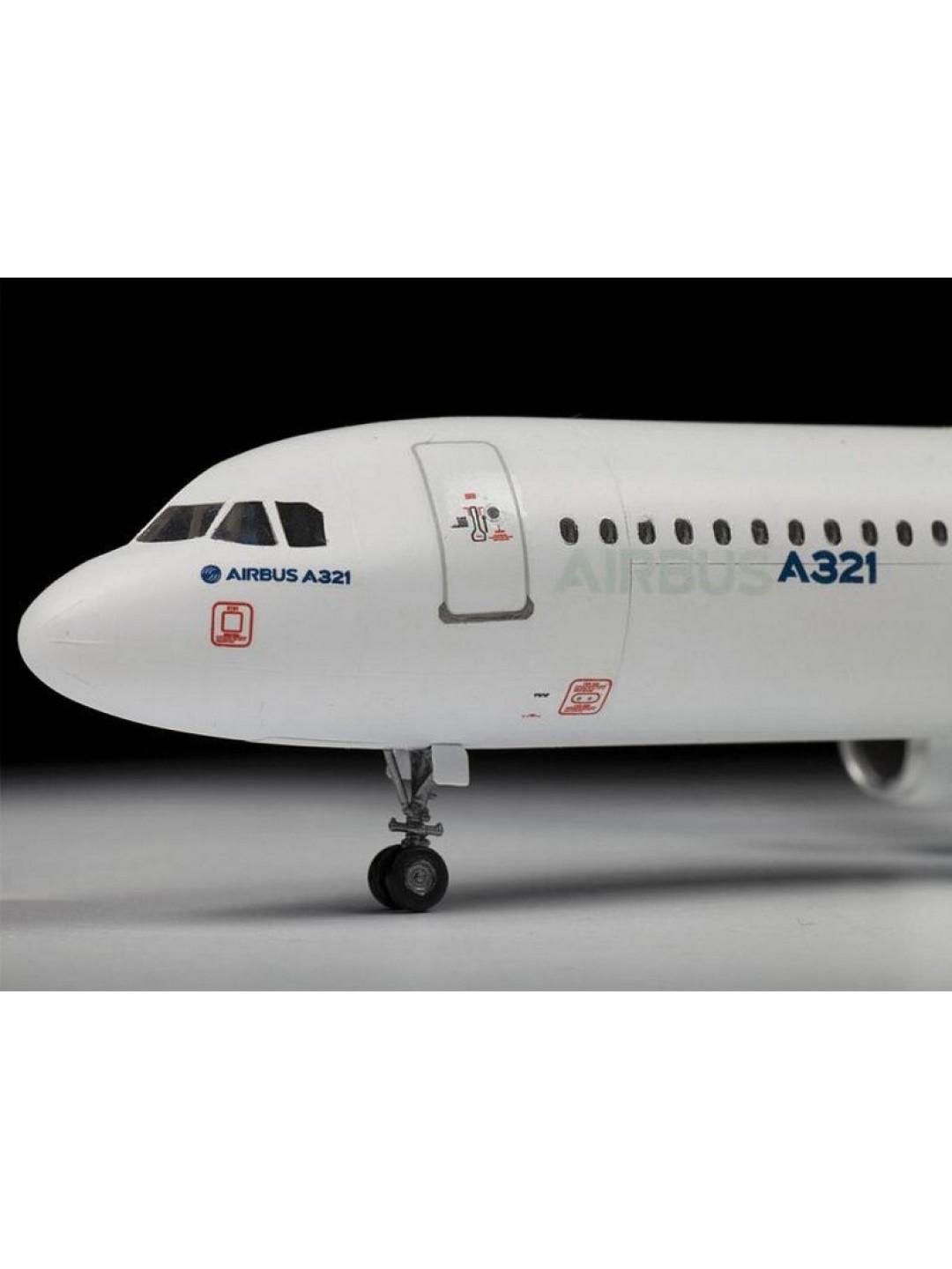 Сборная модель ZVEZDA Пассажирский авиалайнер Аэробус А-321, 1/144
