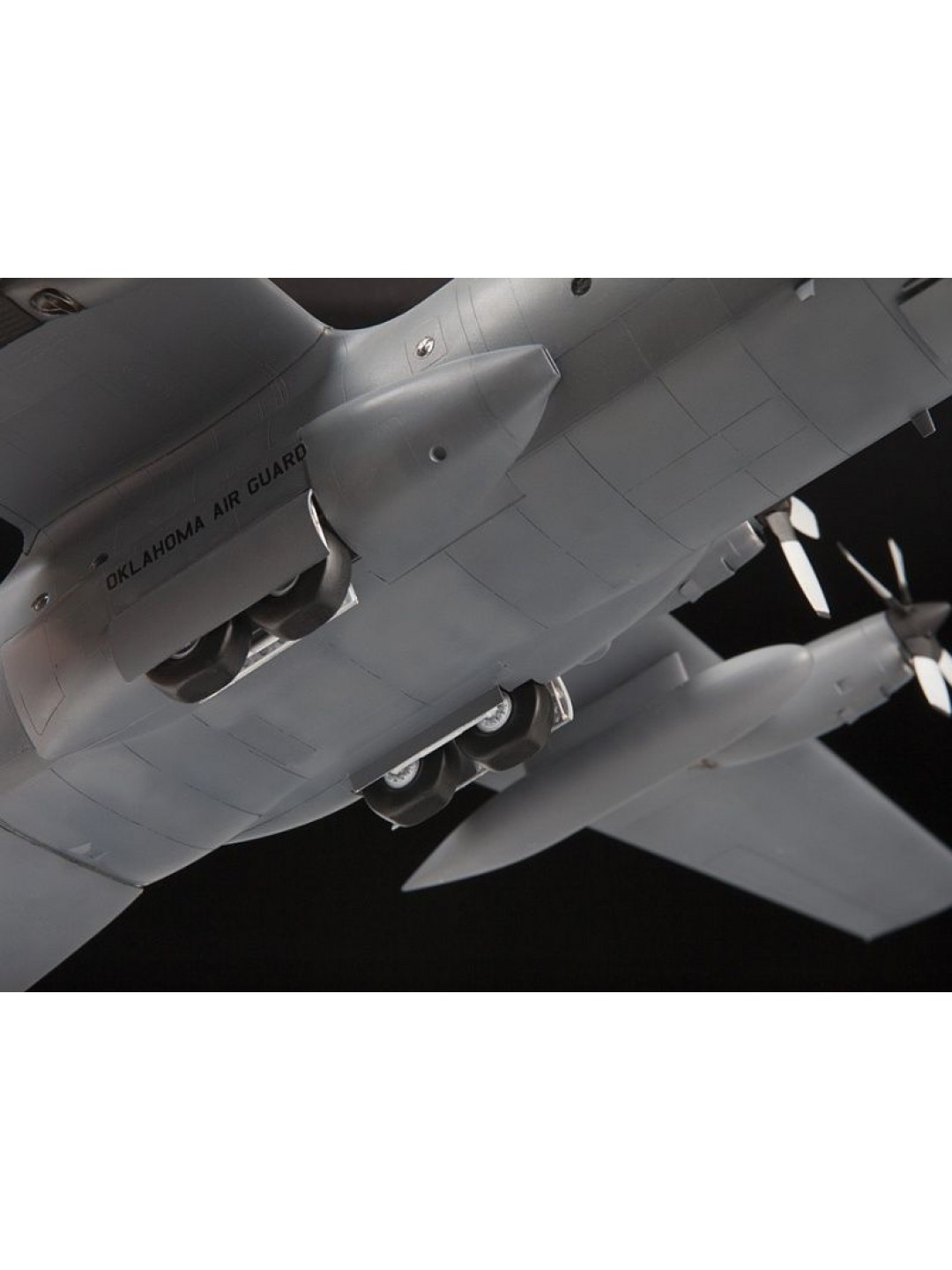 Сборная модель ZVEZDA Американский военно-транспортный  самолёт С-130Н