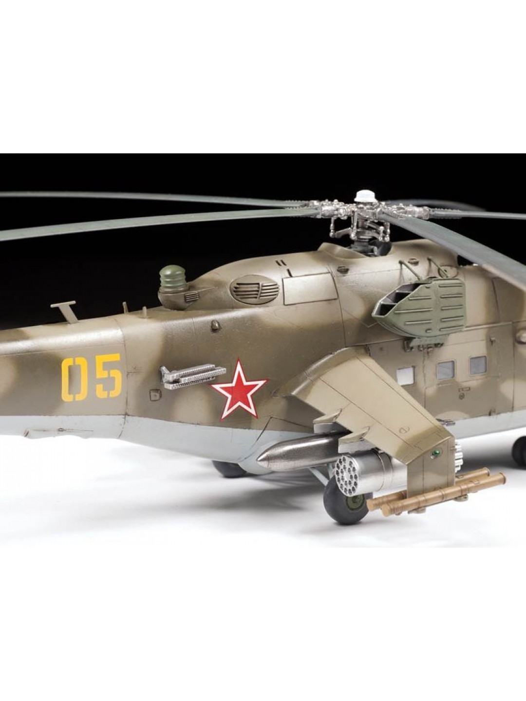 Сборная модель ZVEZDA Советский ударный вертолет Ми-24В/ВП, 1/48