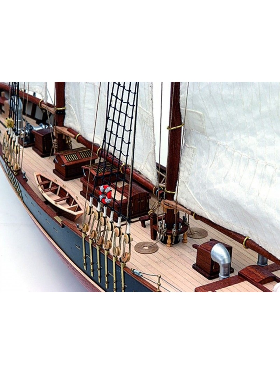 Сборная деревянная модель корабля Artesania Latina BLUENOSE II, 1/75