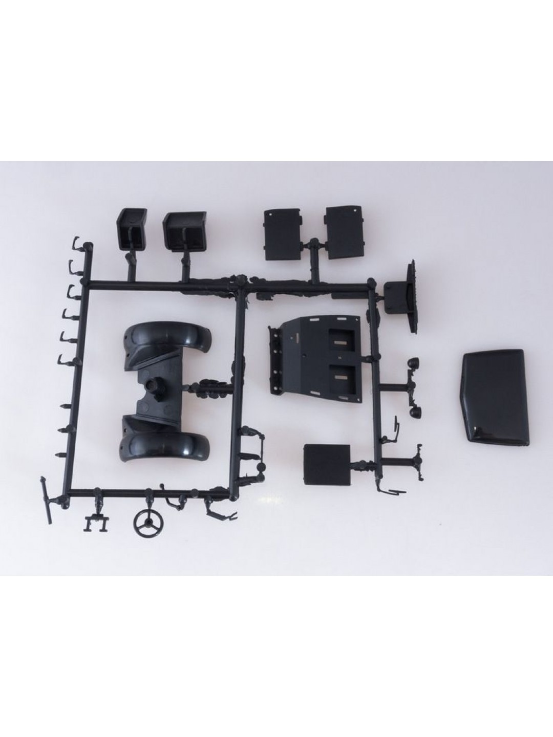 Сборная модель AVD МАЗ-200В с полуприцепом МАЗ-5217, 1/43