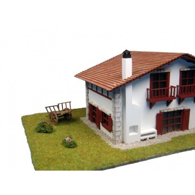 Сборная деревянная модель деревенского дома Artesania Latina Chalet kit de Caserío con carro, 1/72