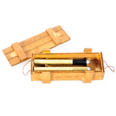 Ящик боеприпасов и два снаряда